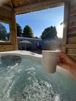 Lovely 2 bed apartment with hot tub log burner and off street parking